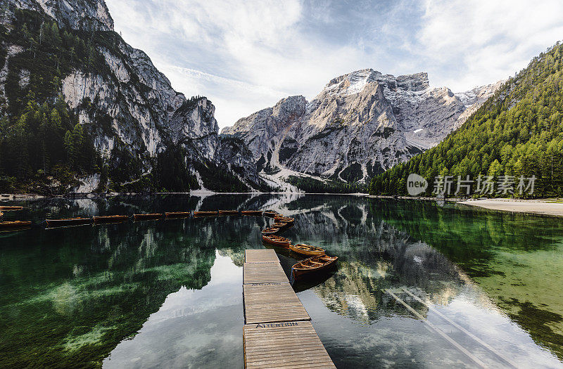 Lago di Braies湖和Seekofel在日出时，意大利白云石